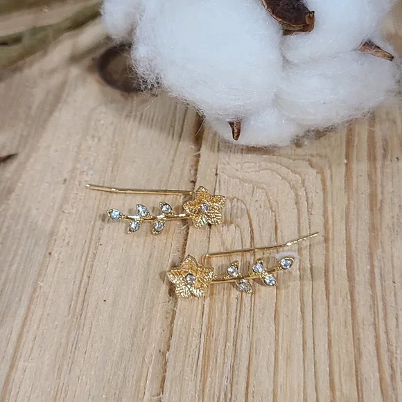 ✨️✨️NEW✨️✨️STUNNING!! FLOWER Ear Climber Earrings with Tiny CZ'S in GOLD Plating - Picture 5 of 14